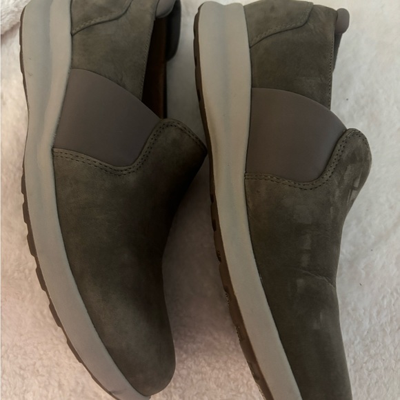 CLARKS suede indoor/outdoor woman’s shoes . - Picture 2 of 4